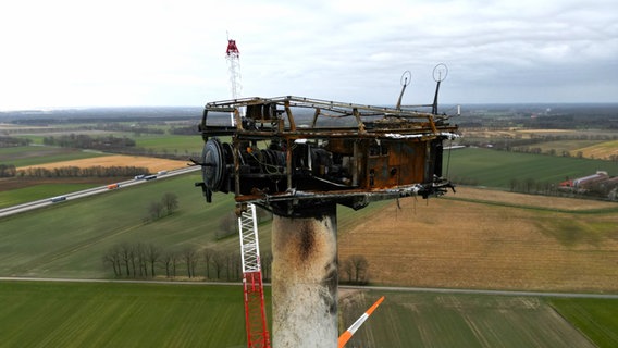 Ein ausgebranntes Windrad wird in Bad Bentheim demontiert © NDR Foto: Andreas Gervelmeyer