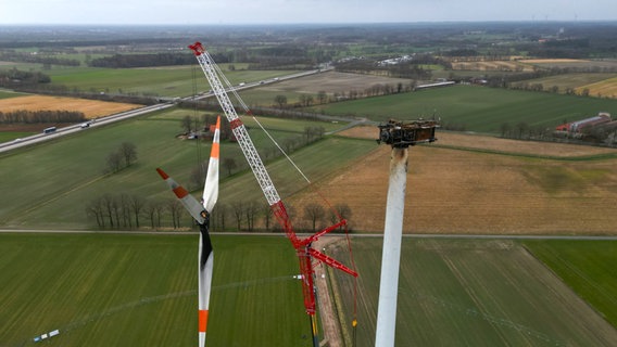 Ein ausgebranntes Windrad wird in Bad Bentheim demontiert © NDR Foto: Andreas Gervelmeyer