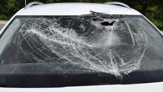 Eine Warntafel hat die Windschutzscheibe eines Autos stark beschädigt. © Polizeiinspektion Emsland/Grafschaft Bentheim Foto: Polizeiinspektion Emsland/Grafschaft Bentheim