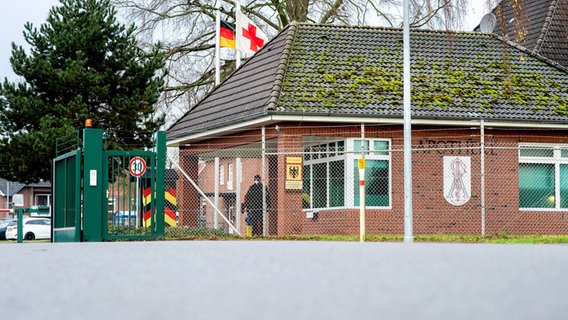 Flags fly at the entrance to Artland barracks.  © dpa-Bildfunk / Hauke-Christian Dittrich Photo: Hauke-Christian Dittrich