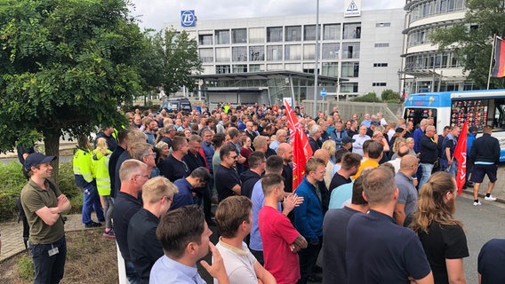 Mitarbeitende des Autozulieferers ZF protestieren vor dem Werk in Dielingen (Nordrhein-Westfalen). © NDR Foto: Lena Bathge