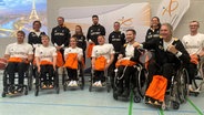 18 Athletinnen und Athleten aus Niedersachsen sind bei den Paralympics dabei. Viele von ihnen wurden am Dienstag vor ihrer Abreise offiziell verabschiedet. © NDR Foto: Tobias Hartmann