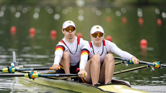 Jan Helmich, links, und Hermine Krumbein aus Braunschweig beim Rudern. (Archivbild) © picture alliance/dpa/KEYSTONE | Philipp Schmidli Foto: Philipp Schmidli