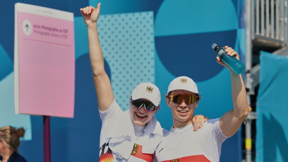 Jan Helmich, links, und Hermine Krumbein aus Braunschweig nach der Siegerehrung bei den Paralympics in Paris. © Florian Schwarzbach / DBS Foto: Florian Schwarzbach