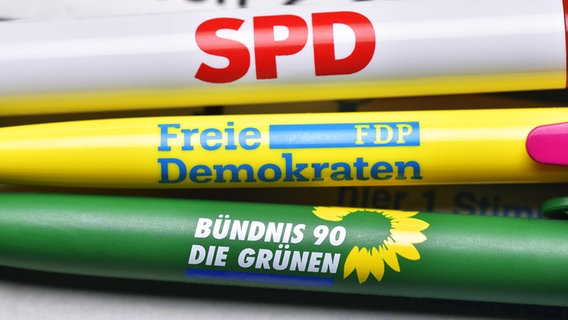 Parteien-Kugelschreiber von SPD, der FDP und den Grünen, Ampel-Koalition. © picture alliance / Bildagentur-online/Ohde | Bildagentur-online/Ohde 