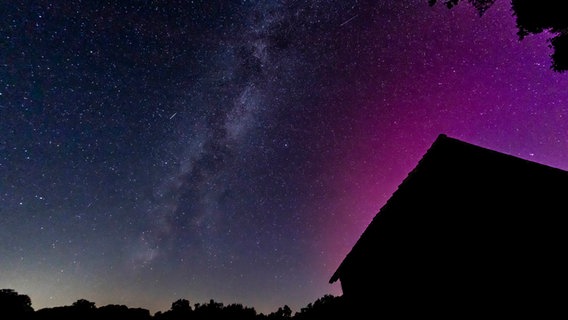 Milchstraße mit Perseiden-Sternschnuppen und Nordlicht am Himmel über Bolsehle. © NDR Foto: Björn Weise