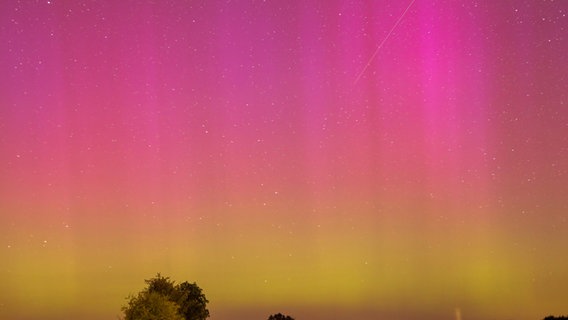 Polarlichter mit Sternschnuppen über der Region Hannover in Neustadt am Rübenberge. © NDR Foto: Florian Hake