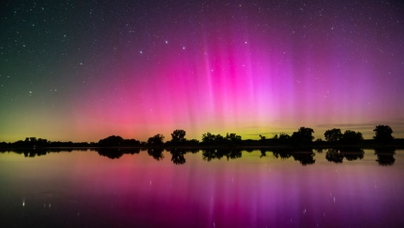 Polarlichter am Nachthimmel über der Elbschleife von Damnatz. © NDR Foto: Helmut Schnieder