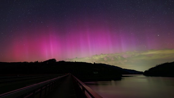 Polarlichter über der Okertalsperre im Harz. © NDR Foto: Sven Reineke