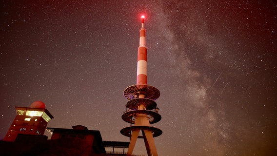 Blick auf die Milchstraße in sternenklarer Nacht auf dem Brocken. © picture alliance/dpa Foto: Matthias Bein