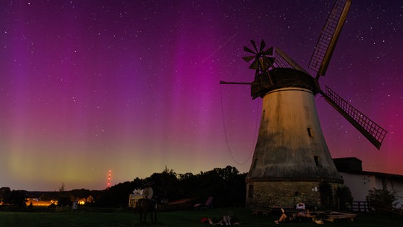 Polarlichter und eine Sternschnuppe am Nachthimmel über der Windmühle Lechtingen. © NDR Foto: Lars Portjanow