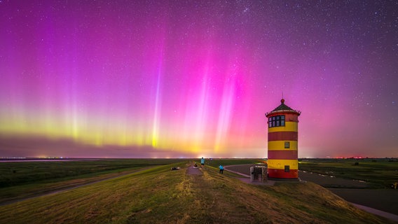 Polarlichter am Nachthimmel am Pilsumer Leuchtturm. © NDR Foto: Thomas Heyen