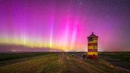 Polarlichter am Nachthimmel am Pilsumer Leuchtturm. © NDR Foto: Thomas Heyen