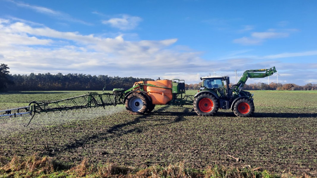 Ein Traktor bringt Pflanzenschutzmittel auf ein Feld. 