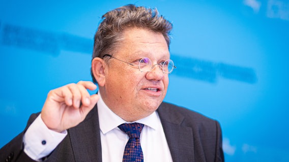 Niedersachsen Gesundheitsminister Andreas Philippi spricht während einer Pressekonferenz. © picture alliance / dpa | Moritz Frankenberg Foto: Moritz Frankenberg