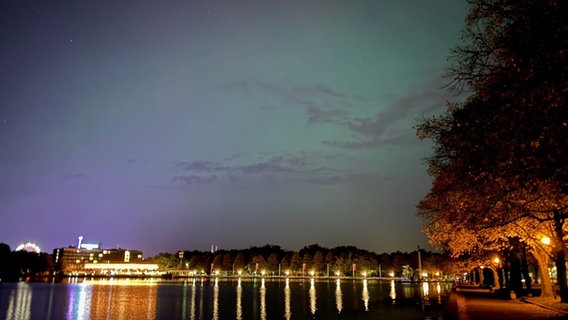 Polarlichter sind über dem Maschsee in Hannover zu sehen. © Monika Baillot Foto: Monika Baillot