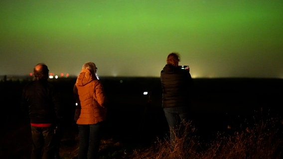 Mehrere Personen fotografieren in Wölpinghausen im Landkreis Schaumburg Polarlichter. © Nord-West-Media TV 