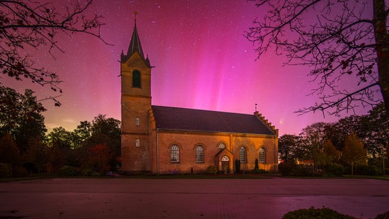 Polarlichter sind über der Kirche in Boekzetelerfehn im Landkreis Leer zu sehen. © NDR Foto: Thomas Heyen