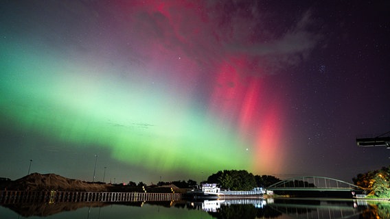 Polarlichter sind am Himmel über Bramsche-Engter zu sehen. © NDR Foto: Domenic Schlinge