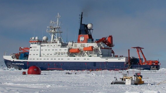 Das Forschungsschiff "Polarstern" liegt bei einer ihrer Expeditionen im arktischen Meer. © dpa-Bildfunk Foto: Stephan Schoen/Alfred-Wegener-Institut