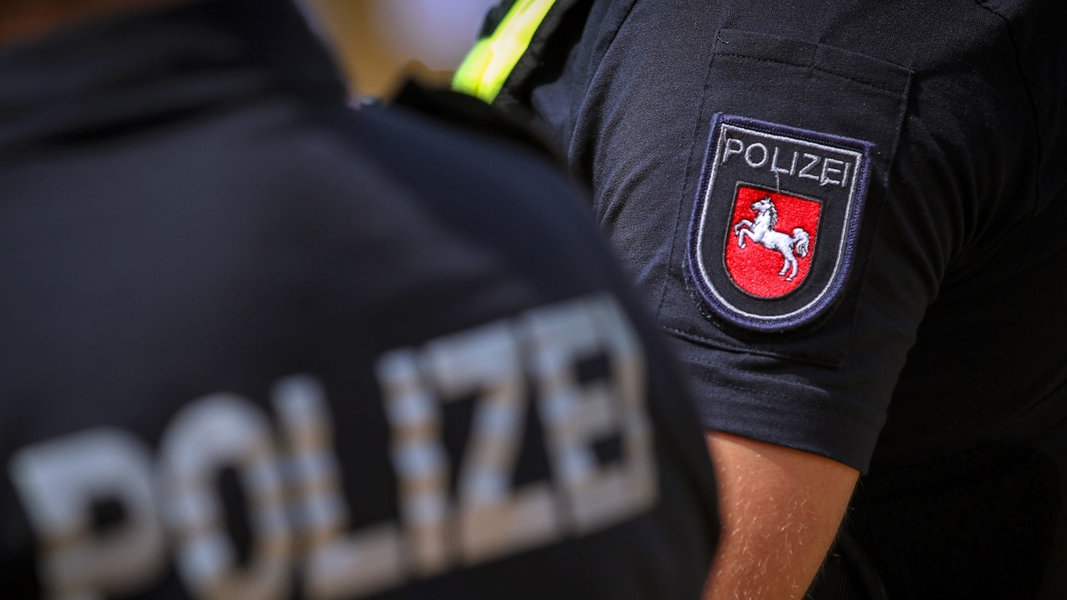 Zwei Polizisten stehen in Uniform nebeneinander.