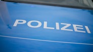 Die Aufschrift eines Einsatzfahrzeuges der Polizei. © NDR Foto: Julius Matuschik