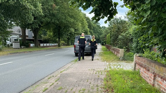 Zwei Polizisten laufen auf einem Gehweg. © Polizeiinspektion Verden / Osterholz 