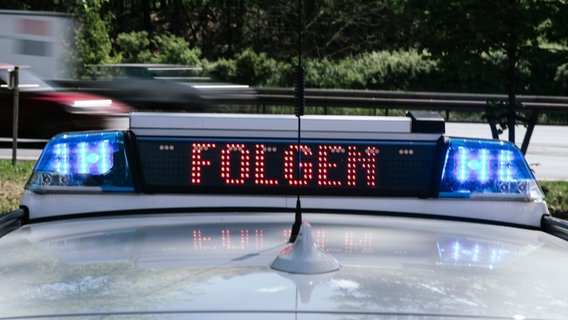 Auf der Anzeigetafel eines Einsatzfahrzeuges der Polizei ist der Schriftzug "Folgen" eingeblendet. © NDR Foto: Julius Matuschik