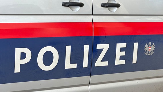 Der Schriftzug "Polizei" ist auf einem österreichischen Polizeiauto zu sehen. © dpa Foto: Matthias Röder