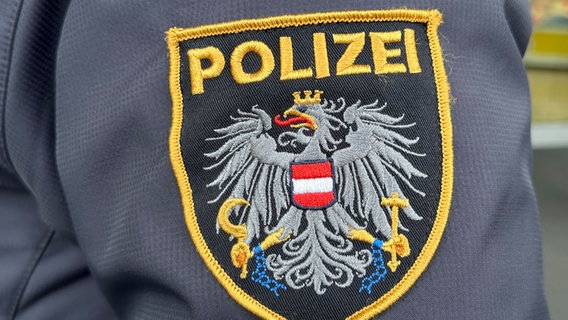 Das Emblem der österreichischen Polizei ist an einer Uniform zu sehen. © dpa Foto: Matthias Röder