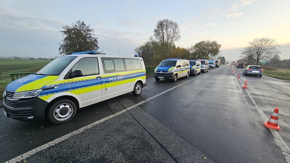 Kontrolle auf der B 210: Polizei kontrolliert 40 Fahrzeuge. Kein einziges davon ohne Beanstandung. © Polizeiinspektion Wilhelmshaven/Friesland 