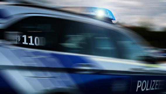 Ein Einsatzfahrzeug der Polizei fährt mit Blaulicht vorbei. © dpa - picture alliance Foto: K. Schmitt