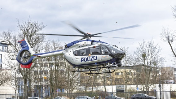 Landeanflug eines Polizeihubschraubers © picture alliance / imageBROKER Foto: Sylvio Dittrich