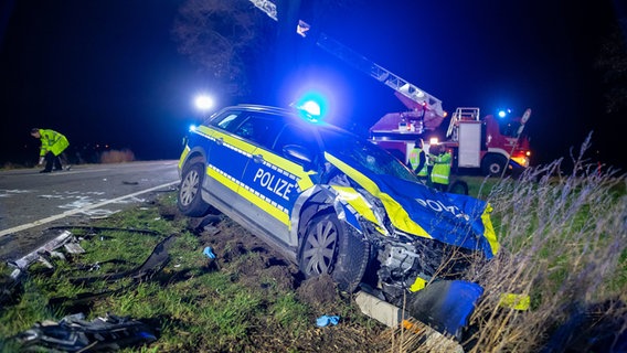 Mehr Als 900 Unfälle Mit Polizeiwagen Im Jahr 2022 | NDR.de ...