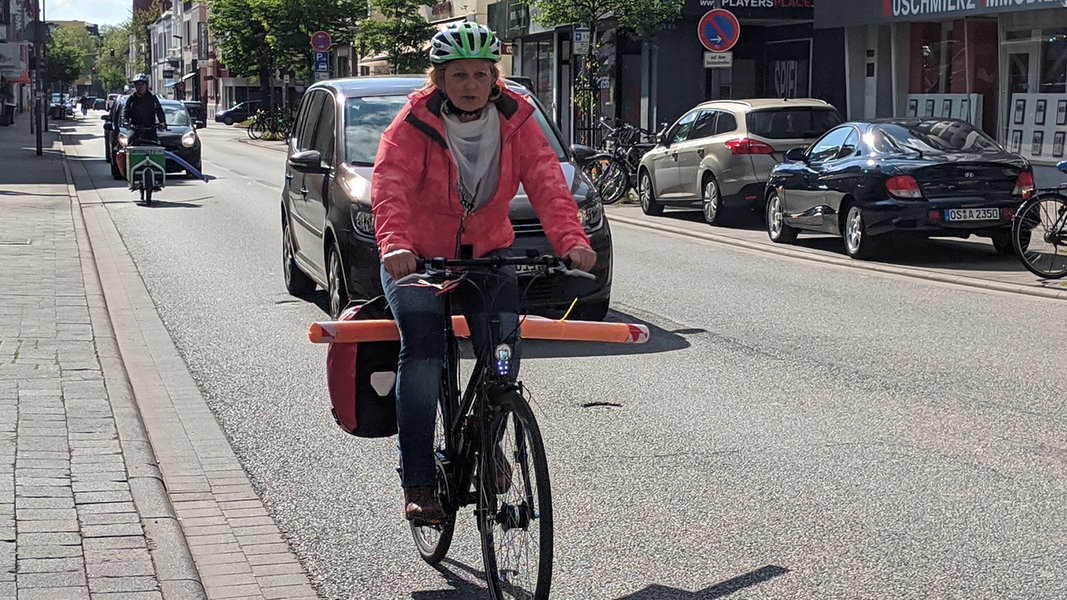 Mehr Abstand bitte! Radfahrer testen PoolNudeln NDR.de