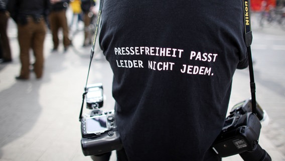 Jemand trägt bei einer Demonstration ein Shirt, auf dem steht: "Pressefreiheit passt leider nicht jedem". © picture alliance / dpa | Oliver Berg Foto: Oliver Berg