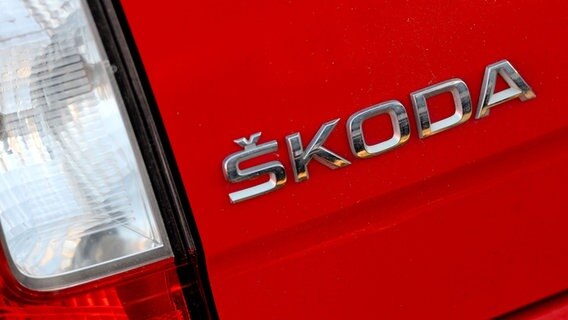 Skoda lettering on a red car.  © picture alliance / dpa / Peter Steffen 