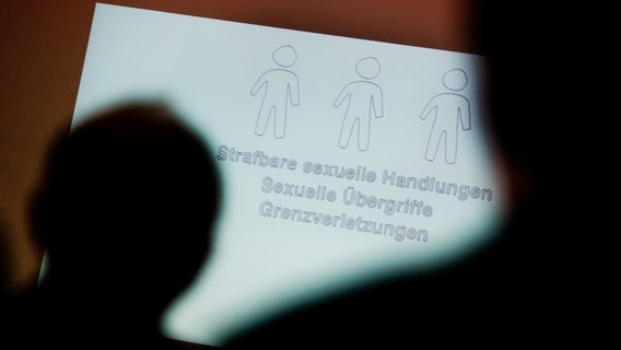 Tagungsteilnehmer betrachten bei einer Fachtagung zur Prävention von sexuellem Missbrauch eine Präsentation. © dpa-Bildfunk Foto: Julian Stratenschulte