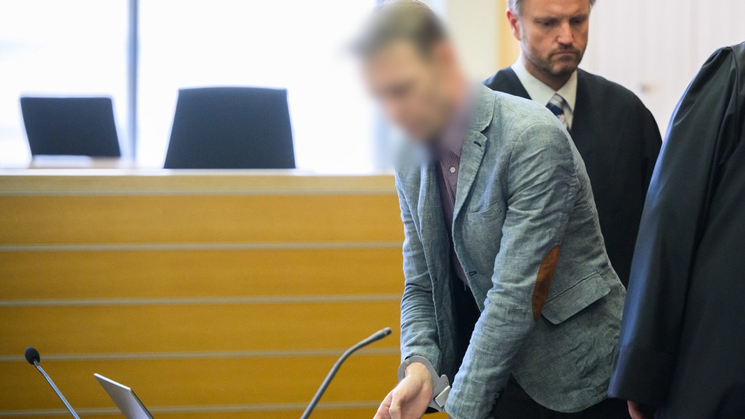 Der Angeklagte Christian B. (l) steht zu Prozessbeginn im Gerichtssaal im Landgericht Braunschweig neben seinem Anwalt 