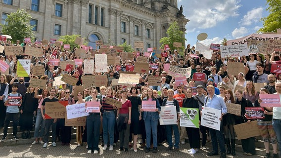 Psychologiestudenten demonstrieren in Berlin. © NDR 