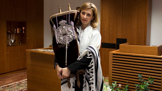 Die Rabbinerin Alina Treiger steht in der Synagoge des Abraham-Geiger-Institutes in Berlin. © dpa - Bildfunk Foto: Marcel Mettelsiefen