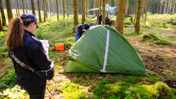 Zelte im Wald werden von Behörden begutachtet. © Landkreis Goslar/ Stefan Sobotta 