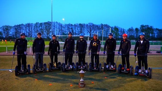 Das Segwaypolo-Team Lions aus der Wedemark steht auf dem Spielfeld. © NDR 