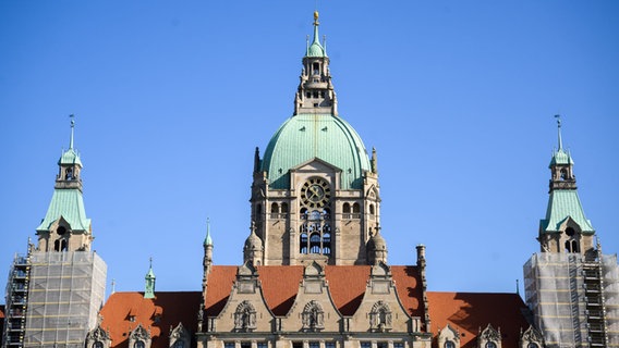 Das Neue Rathaus mit Kuppel und Aussichtsplattform. © picture alliance/dpa | Julian Stratenschulte Foto: Julian Stratenschulte