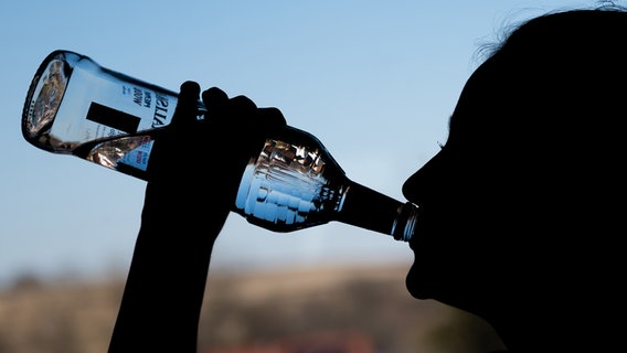 Ein Mädchen trinkt in ihrem Zimmer eine Flasche Wodka. © picture alliance/dpa Foto: Silas Stein