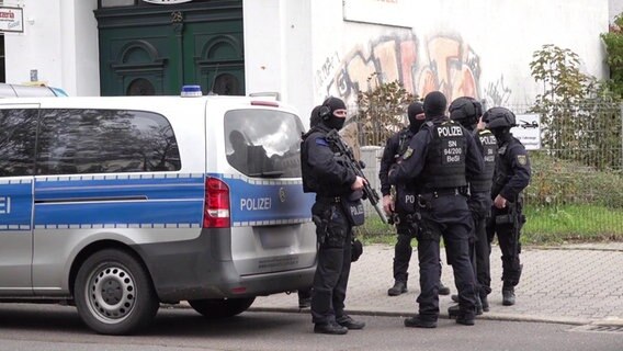 Polizisten bei einer Razzia in Thüringen © MDR 