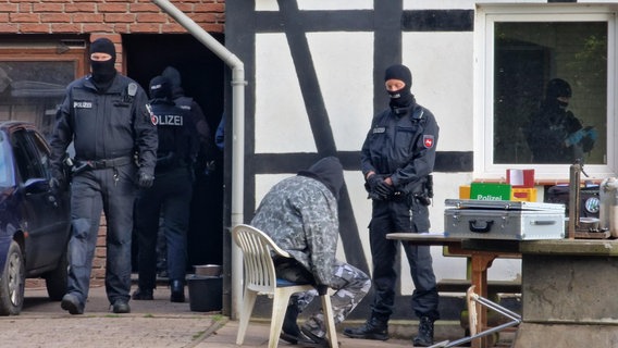 Spezialkräfte der Polizei durchsuchen ein Wohnhaus. © Nord-West-Media TV 