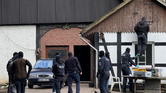 Spezialkräfte der Polizei durchsuchen ein Wohnhaus in Espelkamp. © NDR Foto: Daniel Sprehe