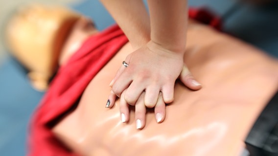 Eine Schülerin macht am in Lingen eine Herz-Druck-Massage an einer Puppe. © picture alliance/dpa Foto: Friso Gentsch