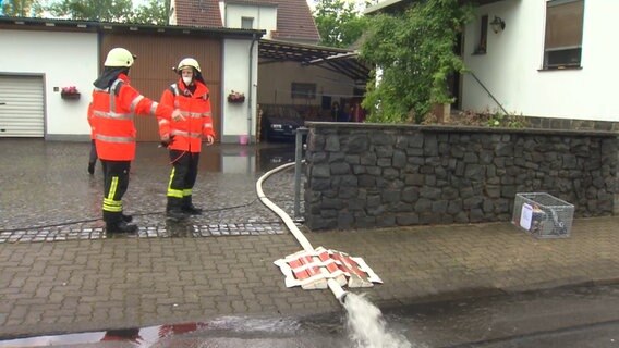 Einsatzkräfte der Feuerwehr pumpen Wasser ab. © Hannover Reporter 